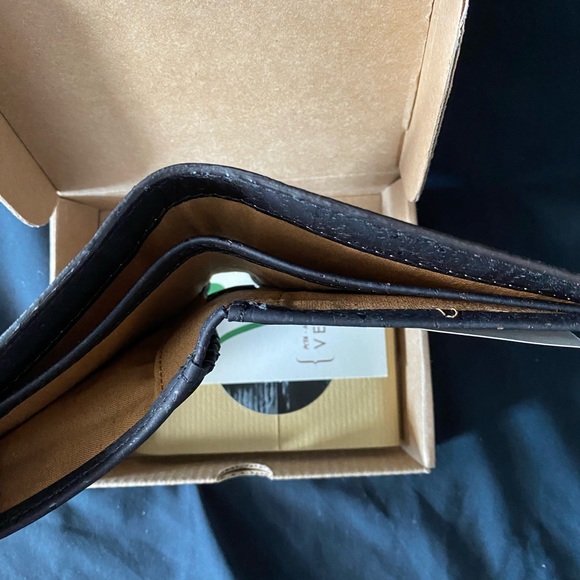 CORKOR Men’s Slim Bifold Wallet - Black - Picture 4 of 11